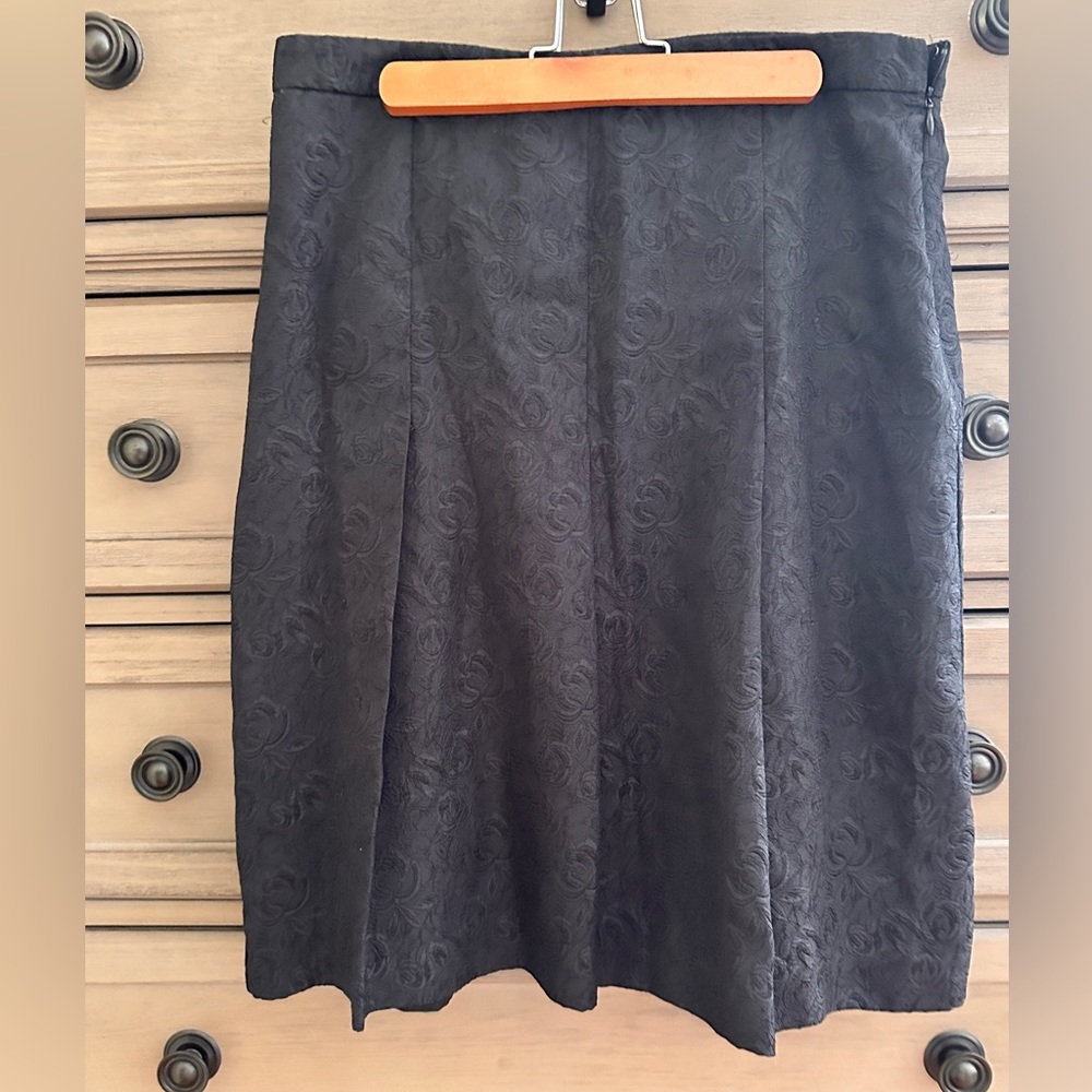 Old Navy rose embroider print T-length black skirt.